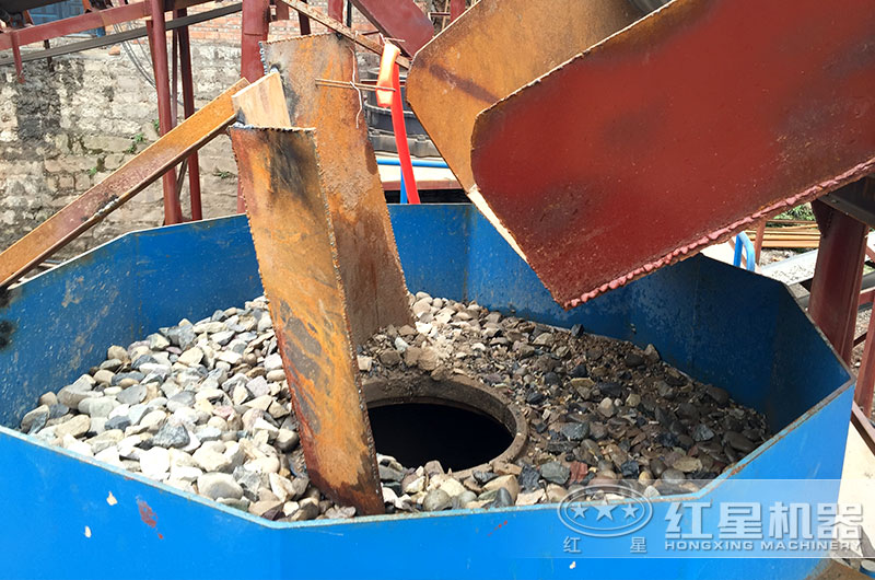 鵝卵石制砂機作業(yè)現場