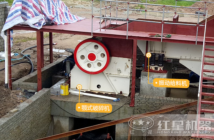給料機(jī)與顎式破碎機(jī)作業(yè)現(xiàn)場